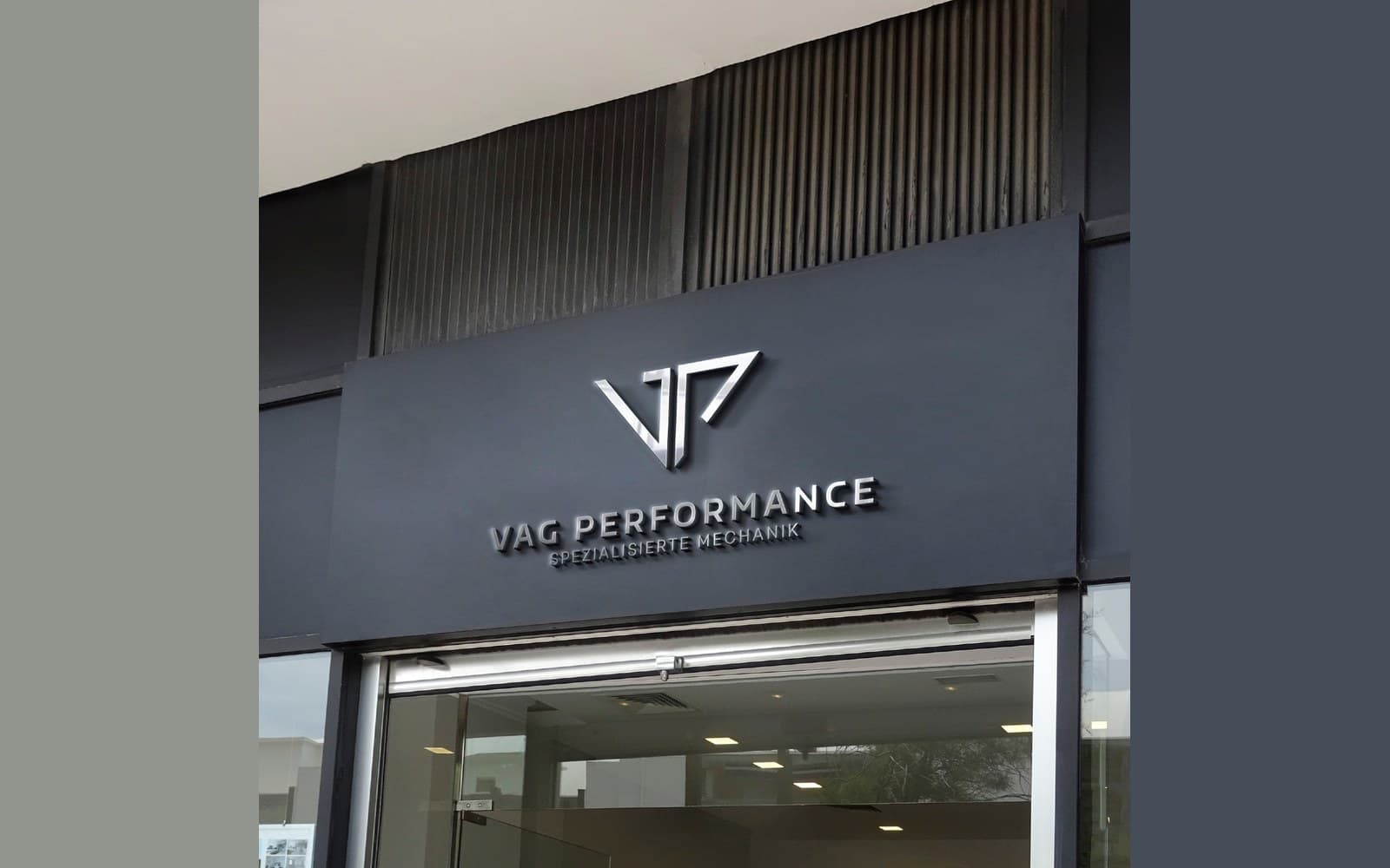 Letrero de la fachada del taller, de VAG Performance