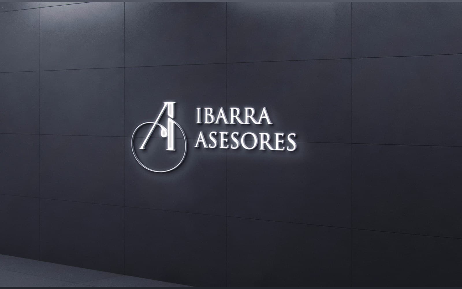 Letrero iluminado en el muro, de Ibarra Asesores