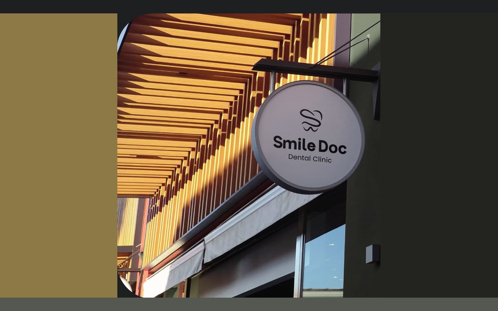Letrero colgante en la fachada, de SmileDoc