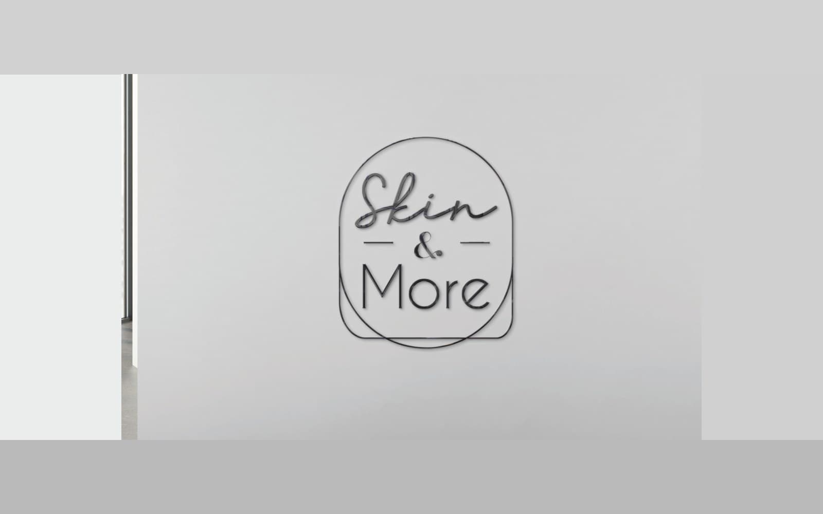 Logotipo en el muro de la clínica, de Skin & More