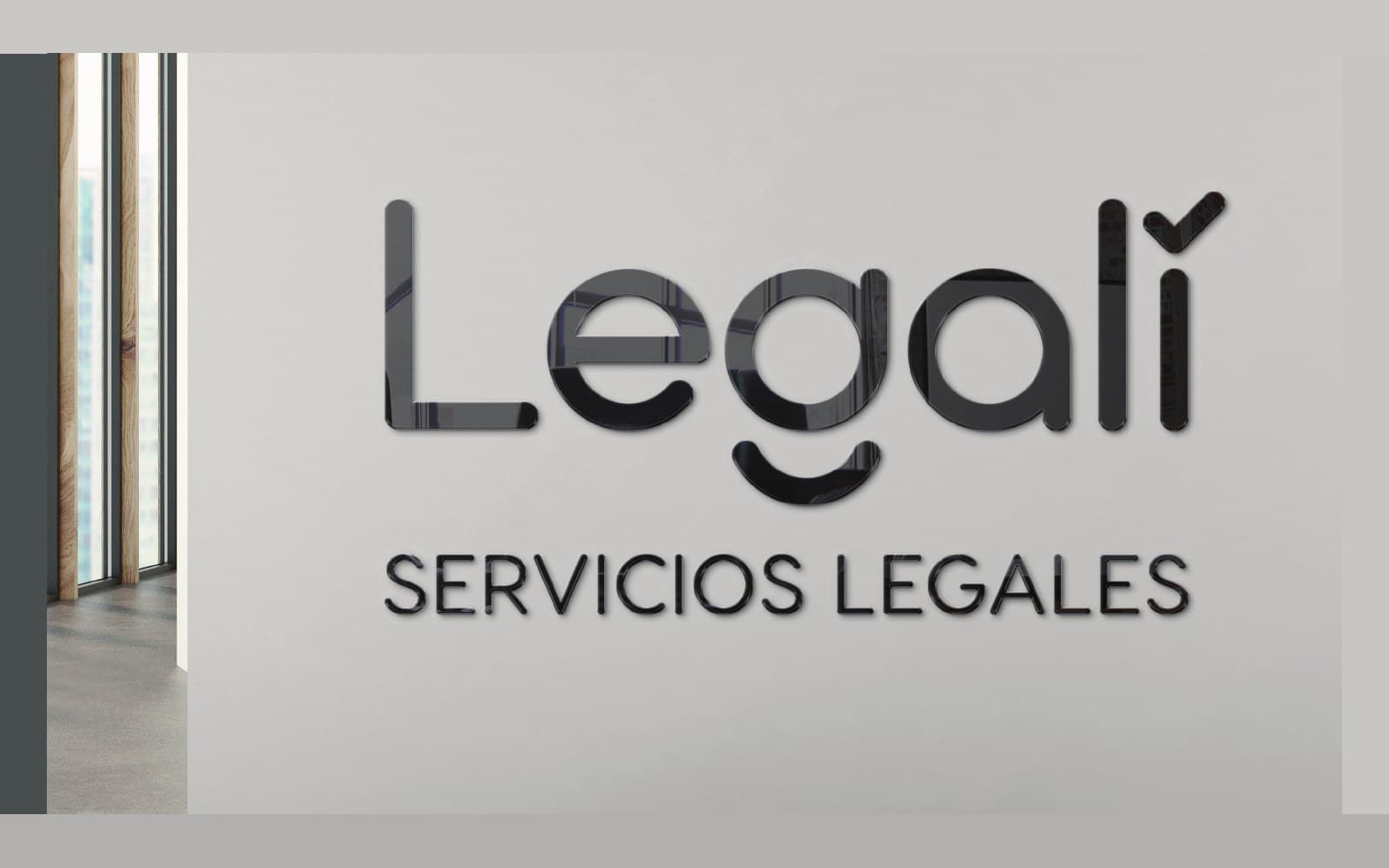 Letrero en el muro de la recepción, de Legali
